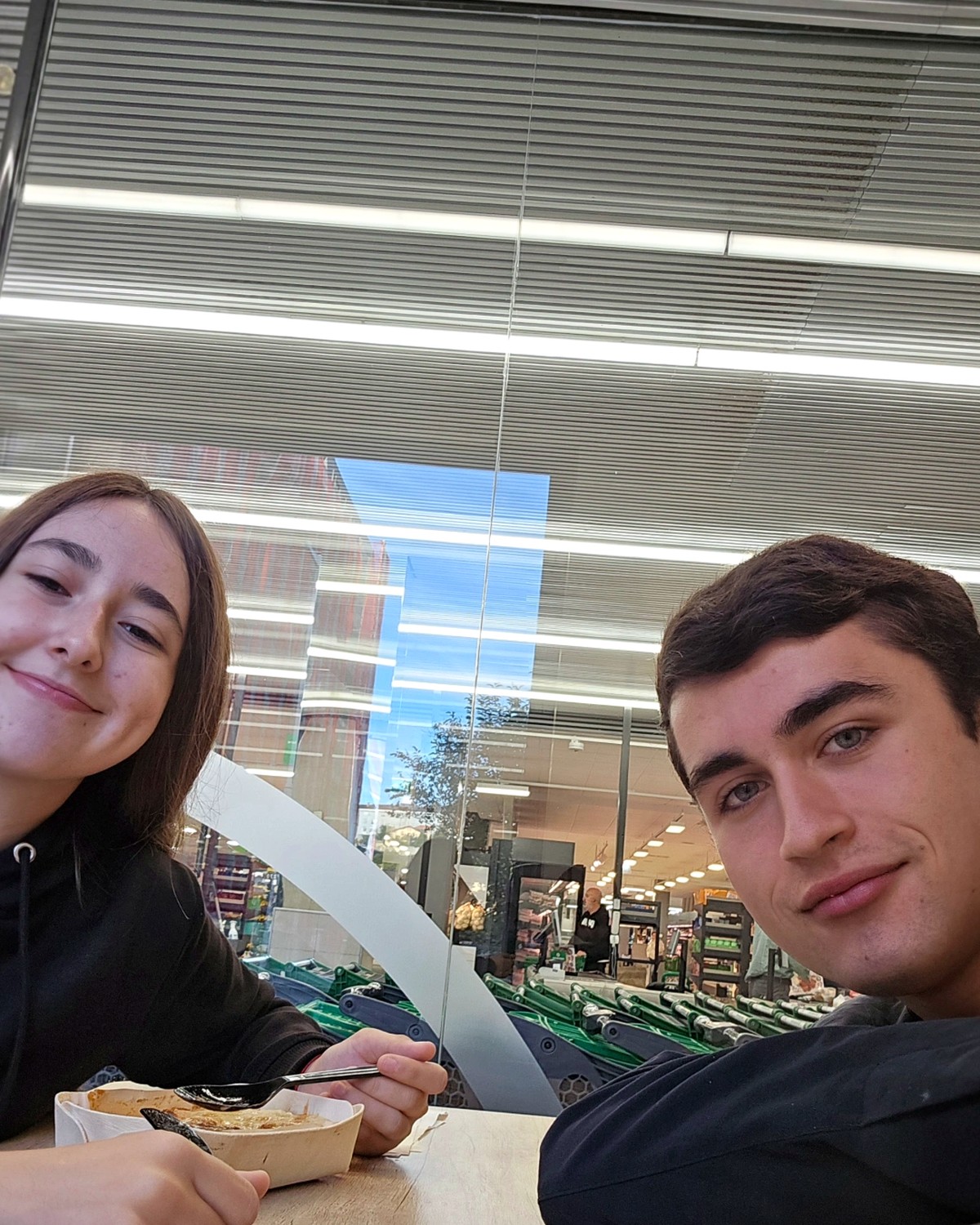 Nosotros dos comiendo