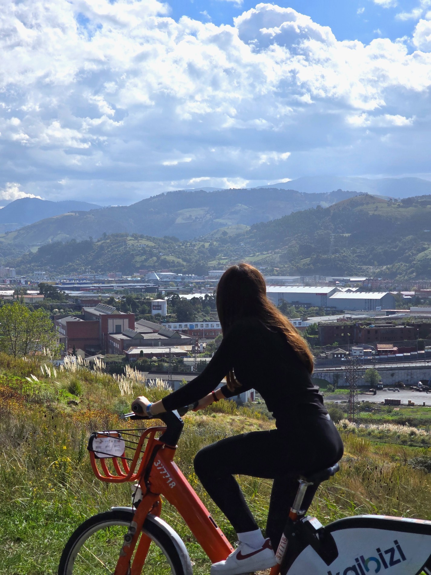 Elvira en bici con el paisaje